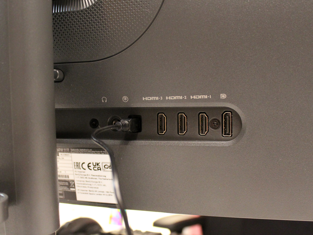 Anschlussbereich inkl. Videosignale und S-Switch.