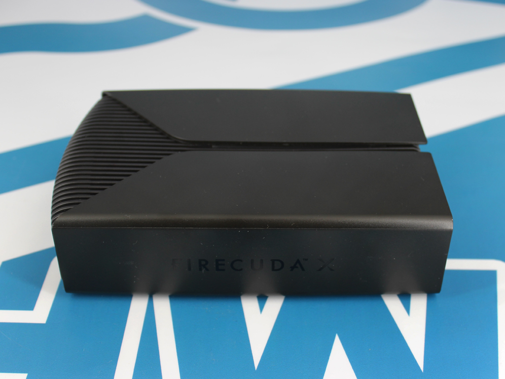 FireCuda-X-Schriftzug seitlich.