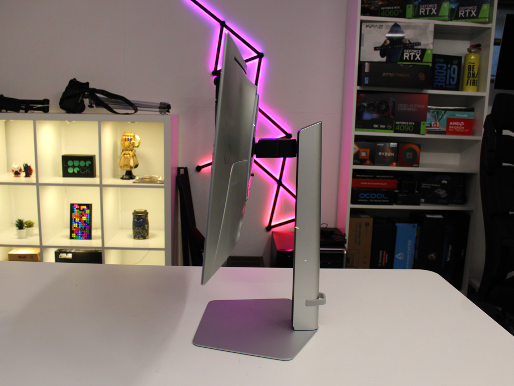 Odyssey OLED G6 G60SF in der Seitenansicht.