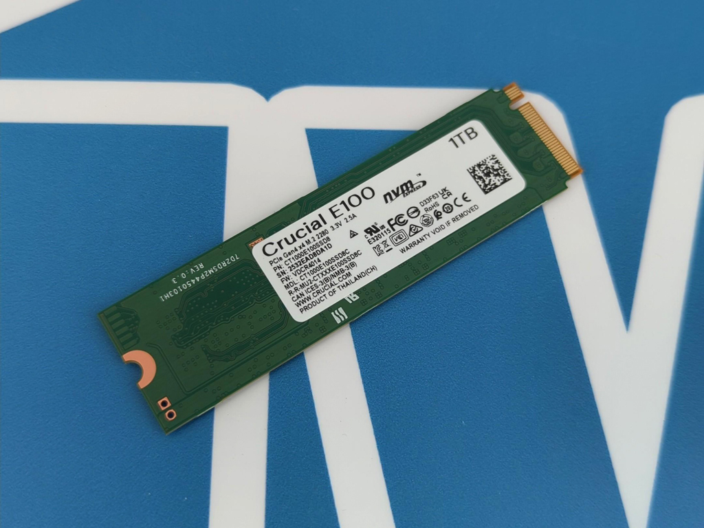 Die Oberseite der Crucial E100.